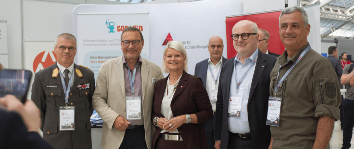 Copyright by ZRK (Robert PELIKAN) IKT 2023, 03.10.2023: Besuch des ZRK-Informationsstandes durch Bundesministerin für Landesverteidigung Mag. Klaudia TANNER (Mitte), ZRK-Vorstandsmitglied Heinz STIASTNY (2.v.l), Generalmajor Mag. Reinhard RUCKENSTUHL (1.v.l), ZRK-Vorstandsvorsitzender DI Johannes GÖLLNER, MSc (2.v.r) und Brigadier Mag. Dieter MUHR (1.v.r),