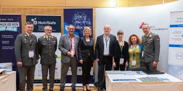 Copyright by BMLV (wurde dem ZRK am 14.09.2023 zur Verfügung gestellt.) IKT 2022: Besuch des ZRK-Informationsstandes durch Bundesministerin für Landesverteidigung Mag. Klaudia TANNER (Mitte), General Mag. Rudolf STRIEDINGER (1.v.r), Brigadier Mag. Reinhard RUCKENSTUHL (2.v.l), ObstdG Mag. Walter UNGER (1.v.l), Vorstandsmitglied Heinz Stiastny (3.v.l), Vorstandsmitglied DI Johannes Göllner, MSc (4.v.r), mit dem Teammitgliedern des ZRK.