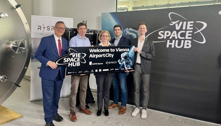 Günther Ofner, Vorstand der Flughafen Wien AG, Carsten Scharlemann, Landeshauptfrau Johanna Mikl-Leitner, Alexander Reissner und Martin Novak. Foto: Anna Kindlmann