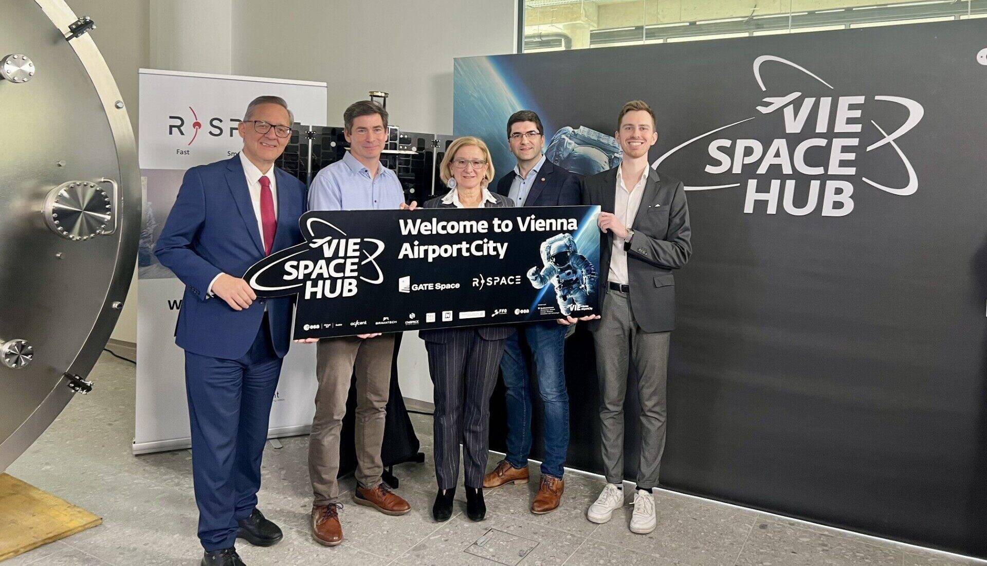 Günther Ofner, Vorstand der Flughafen Wien AG, Carsten Scharlemann, Landeshauptfrau Johanna Mikl-Leitner, Alexander Reissner und Martin Novak. Foto: Anna Kindlmann